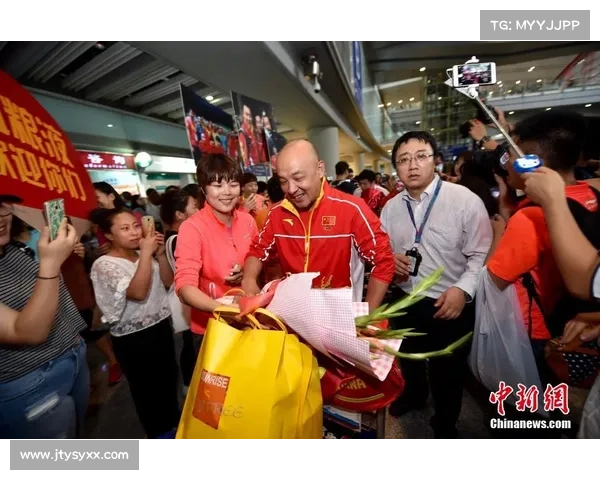 谢周三球迷发起「空场 + 飞机横幅」双重抗议！欠薪丑闻持续发酵，泰国老板遭千夫所指